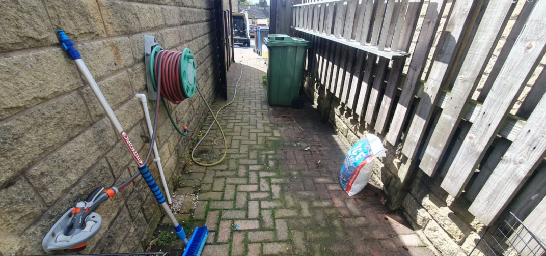 Side Patio Clean – before cleaning